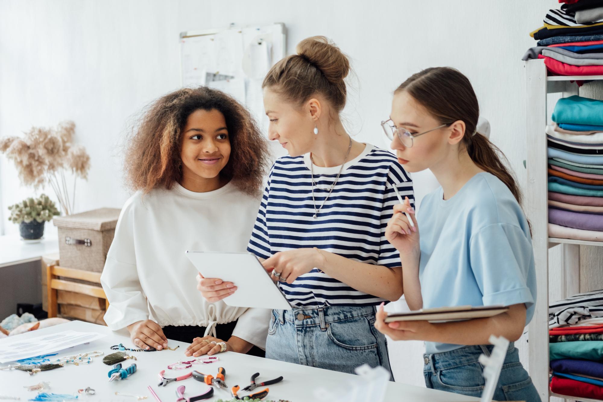 Workshop pratico con studenti al tavolo